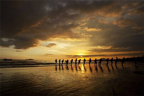 开理发店还是奶茶店好呢女生，开理发店还是奶茶店好呢